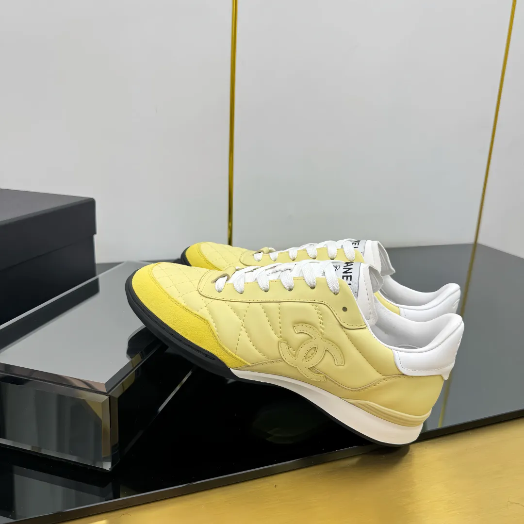 👟👟Ex-factory price 600👟👟 Top version Chanel Chanel - 2025 counter top casual sports shoes. This classic design; the upper is electro-embroidered with a variety of techniques; the outsole is fashionable and sporty; it is extraordinary and incorporates a variety of color matching elements... The diversified mix and match is very beautiful and versatile, and can be used for leisure, fashion, sports and outdoor... ꫛꫀꪝ Go➫ Material: ❶Upper is made of: original imported mercerized velvet + double-layer breathable mesh ❷Inside is made of: original imported breathable mesh ❸Outsole is based on: original TPU combination outsole Counter boutique packaging complete set for women 35–41 👉